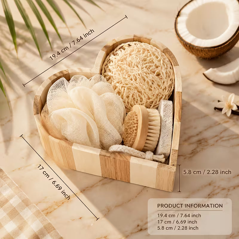 Heart-shaped wooden bath gift box holding a bath sponge, natural scrubber and brush, with size measurements
